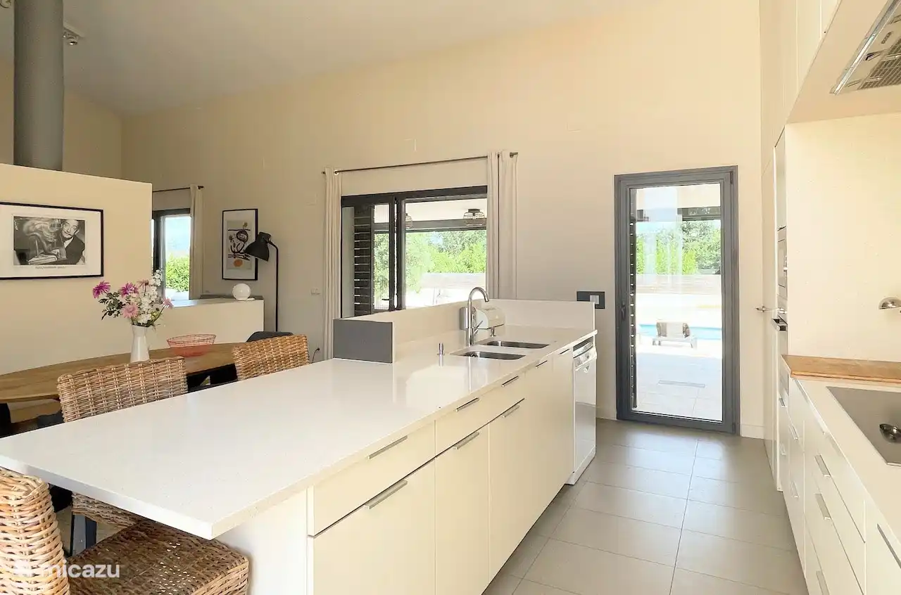Open keuken met doorgang tot zwembad