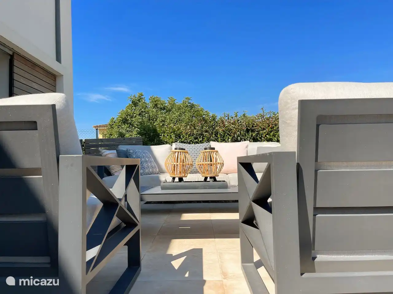 De lounge op het zonneterras