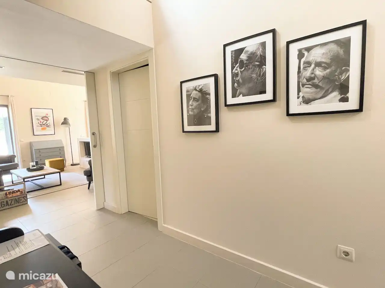 Villa Xalvador heeft natuurlijk oude foto's van Salvador Dali aan de muur hangen.
