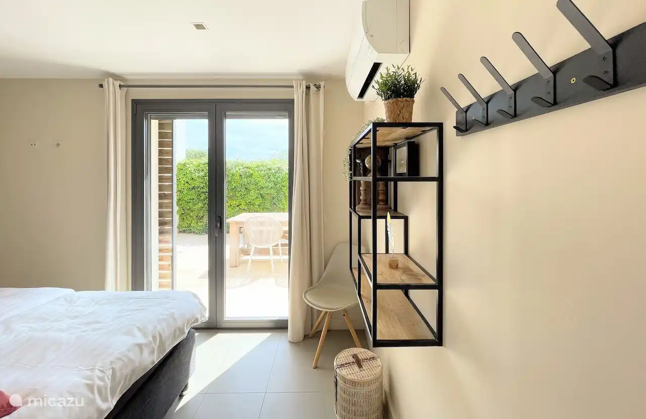 slaapkamer met eigen terras en eigen badkamer