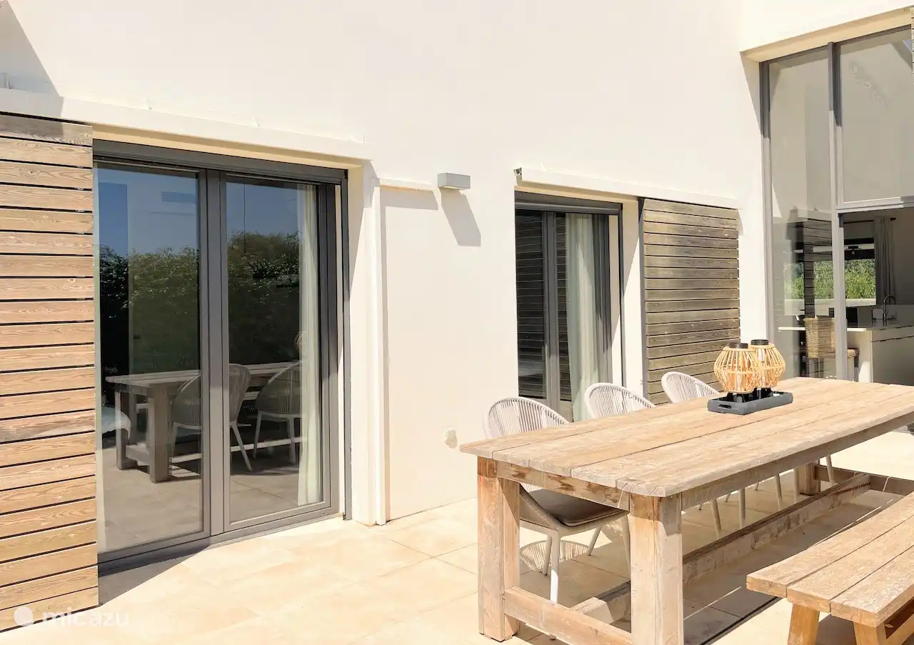Het terras is bereikbaar vanuit de keuken en twee slaapkamers 