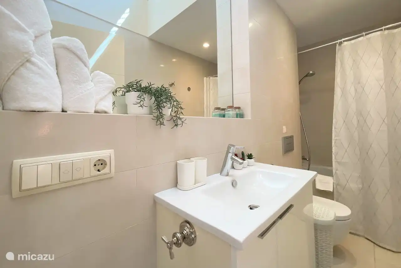 Badkamer bij slaapkamer 2