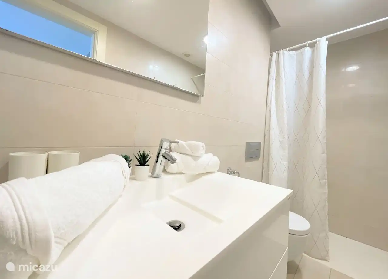 Badkamer bij slaapkamer 