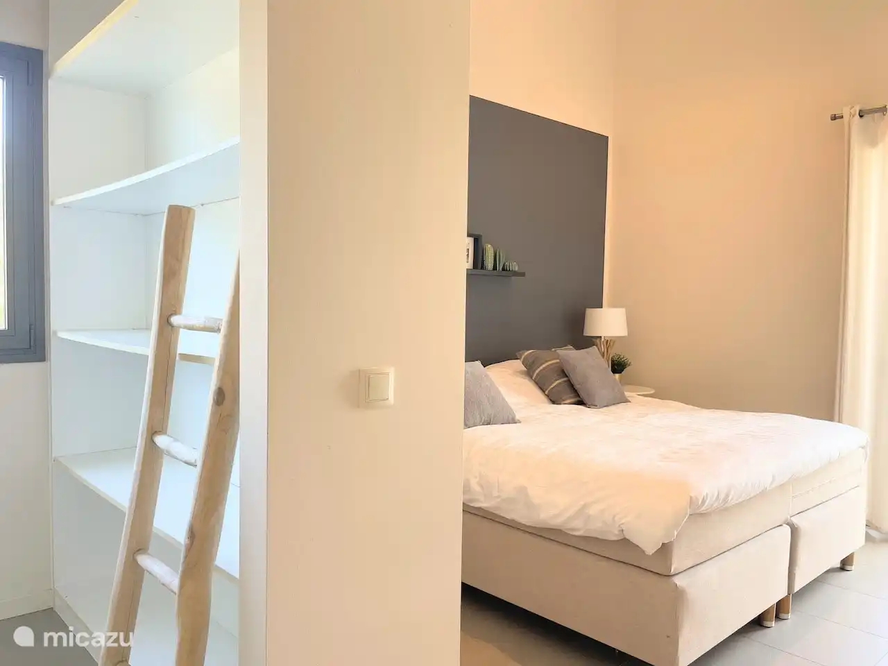 De hoofdslaapkamer heeft airconditioning, garderobe en een eigen badkamer.