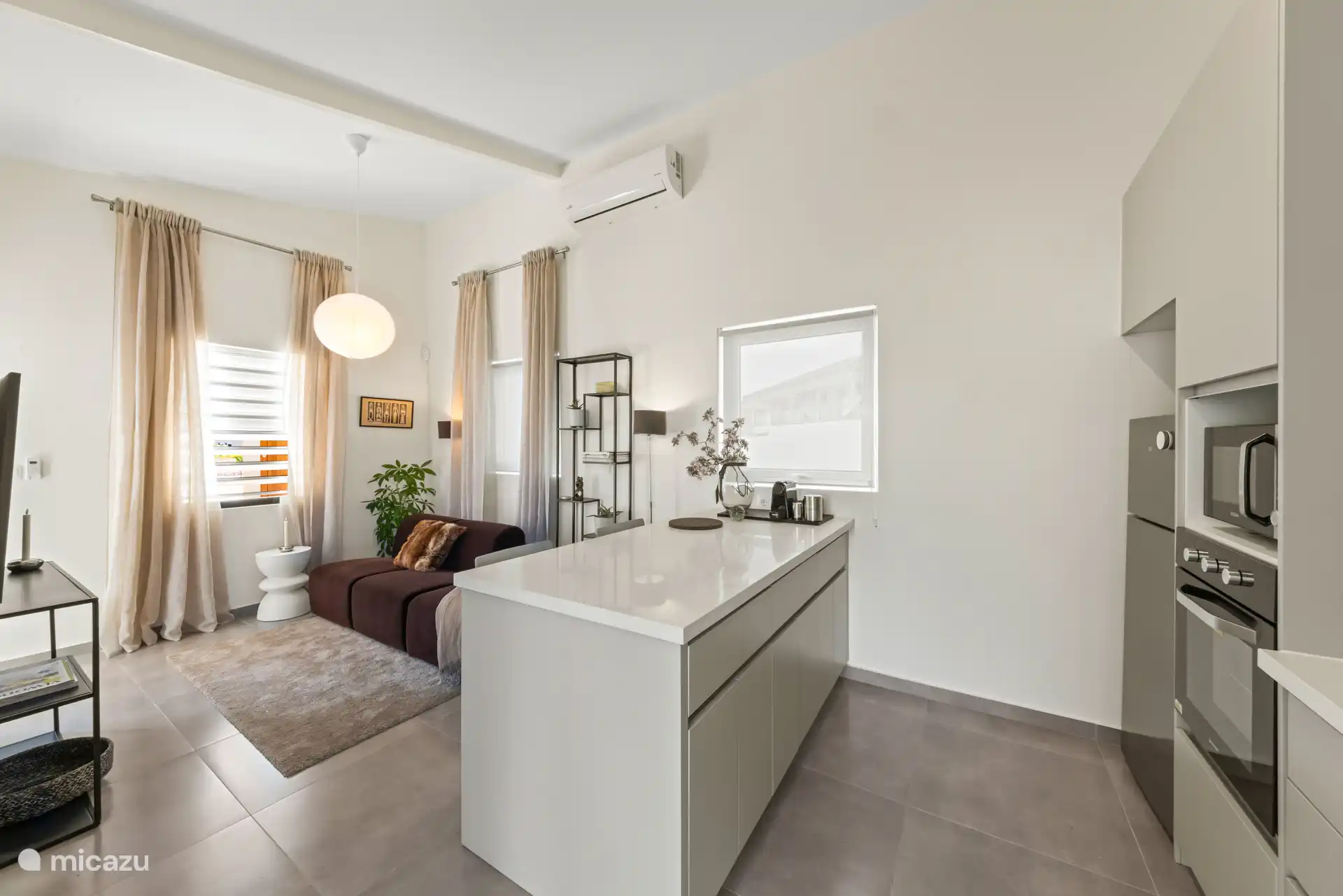 De open keuken sluit mooi aan op de woonkamer, waardoor je tijdens het koken gezellig contact houdt met elkaar. Alles binnen handbereik voor een ontspannen verblijf op Curaçao.