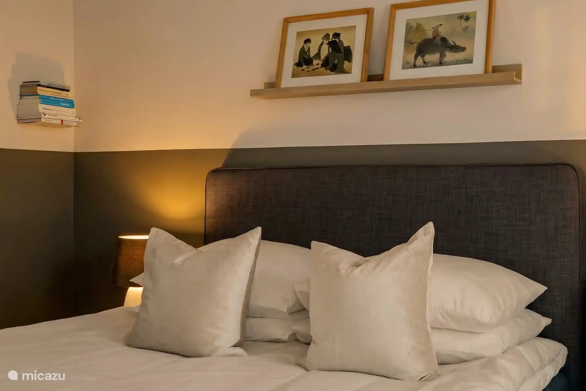 Een comfortabel opgemaakt bed staat voor je klaar. Kruip er lekker in na een dag vol zon en geniet van een goede nachtrust