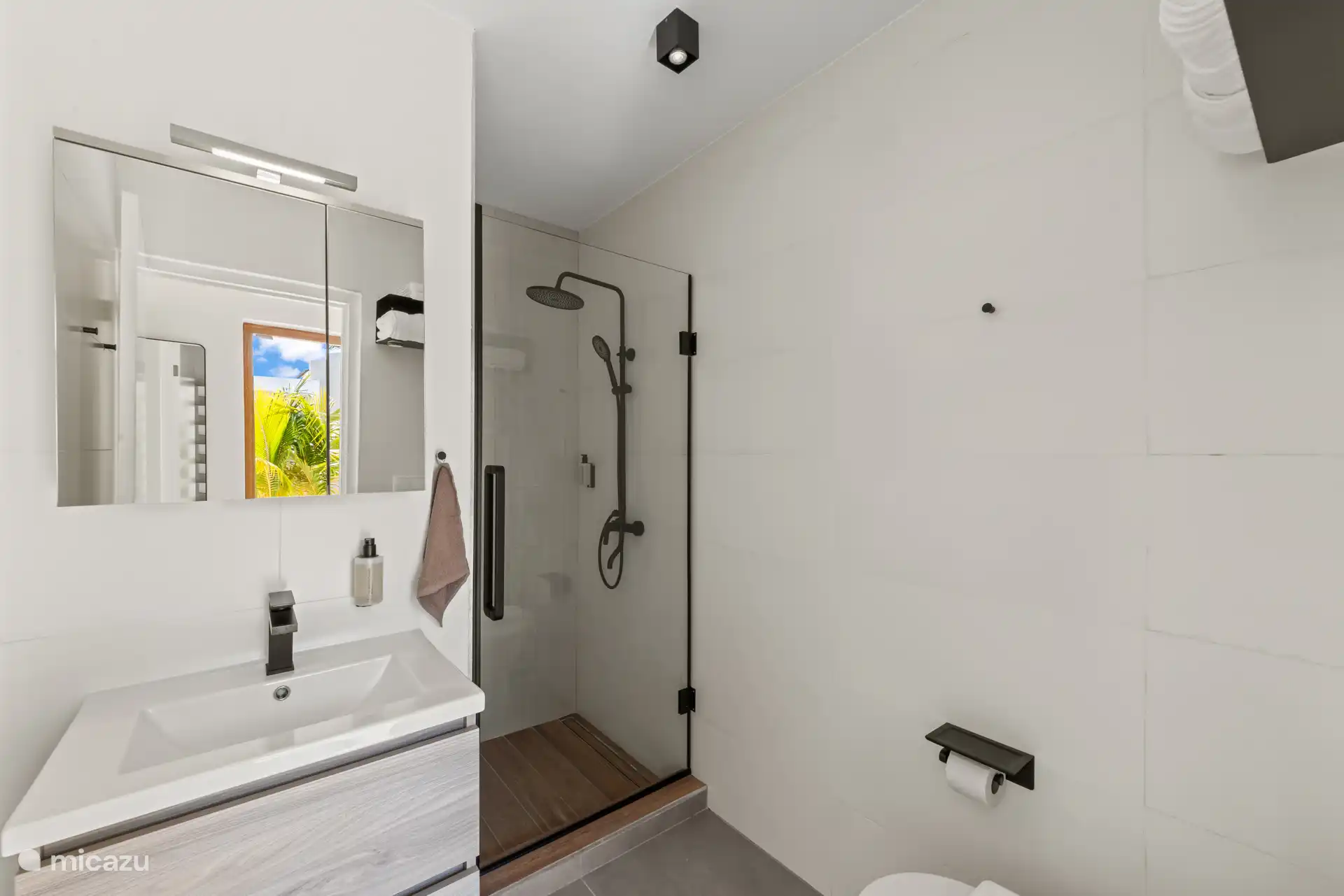 Moderne en frisse badkamer met alles wat je nodig hebt voor een comfortabel verblijf. Een fijne, lichte ruimte om de dag ontspannen te beginnen of juist heerlijk af te sluiten