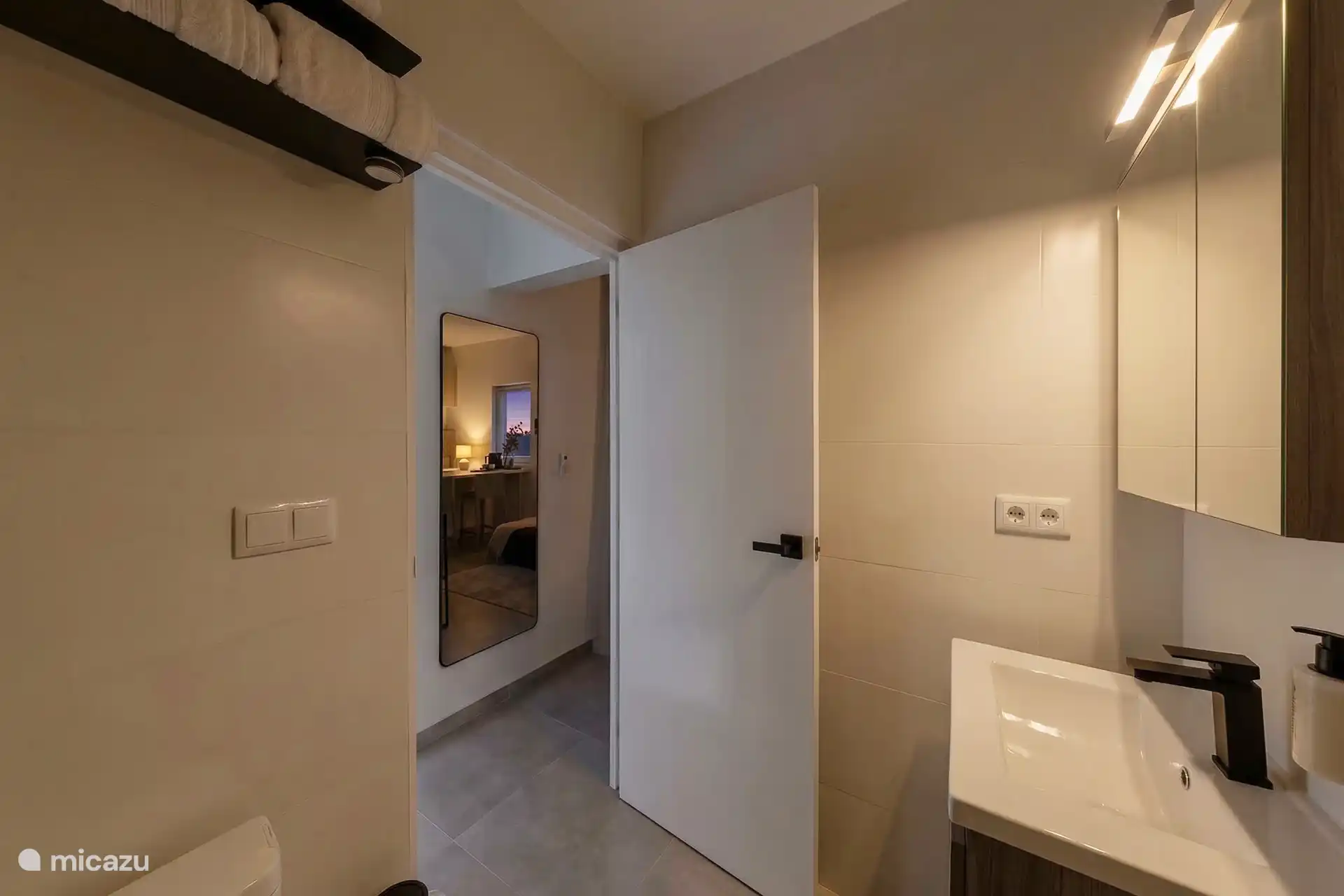 De badkamer is fris, comfortabel en van alle gemakken voorzien. Een fijne plek om je op te frissen en de dag ontspannen te beginnen of af te sluiten