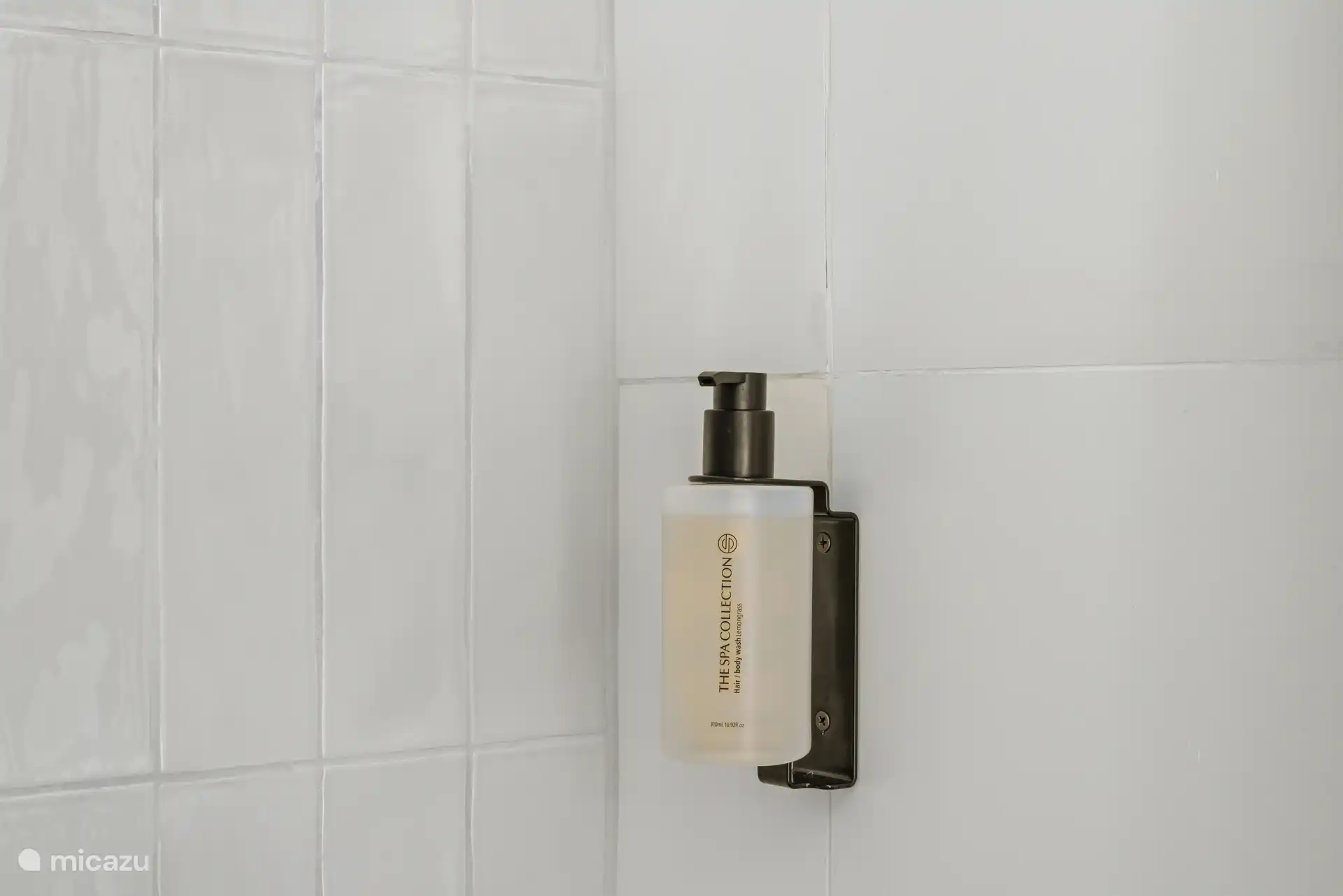 Ook aan de kleine details is gedacht. Onder de douche staat heerlijk doucheschuim klaar, zodat je na een zonnige dag op Curaçao lekker kunt ontspannen