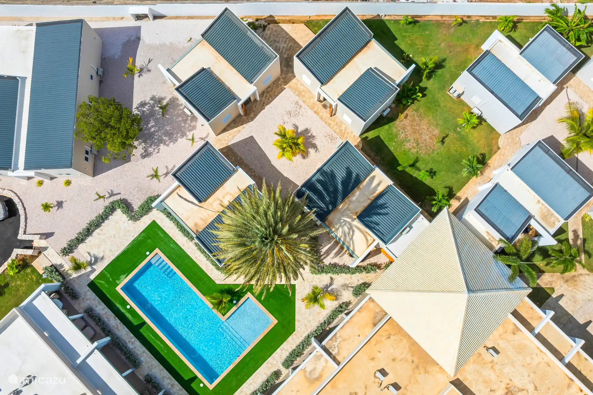 Mooi uitzicht over het resort vanaf de bovenzijde. Het gezamenlijke zwembad ligt vlakbij, maar de villa heeft een fijne ligging met net wat meer rust en privacy. ????