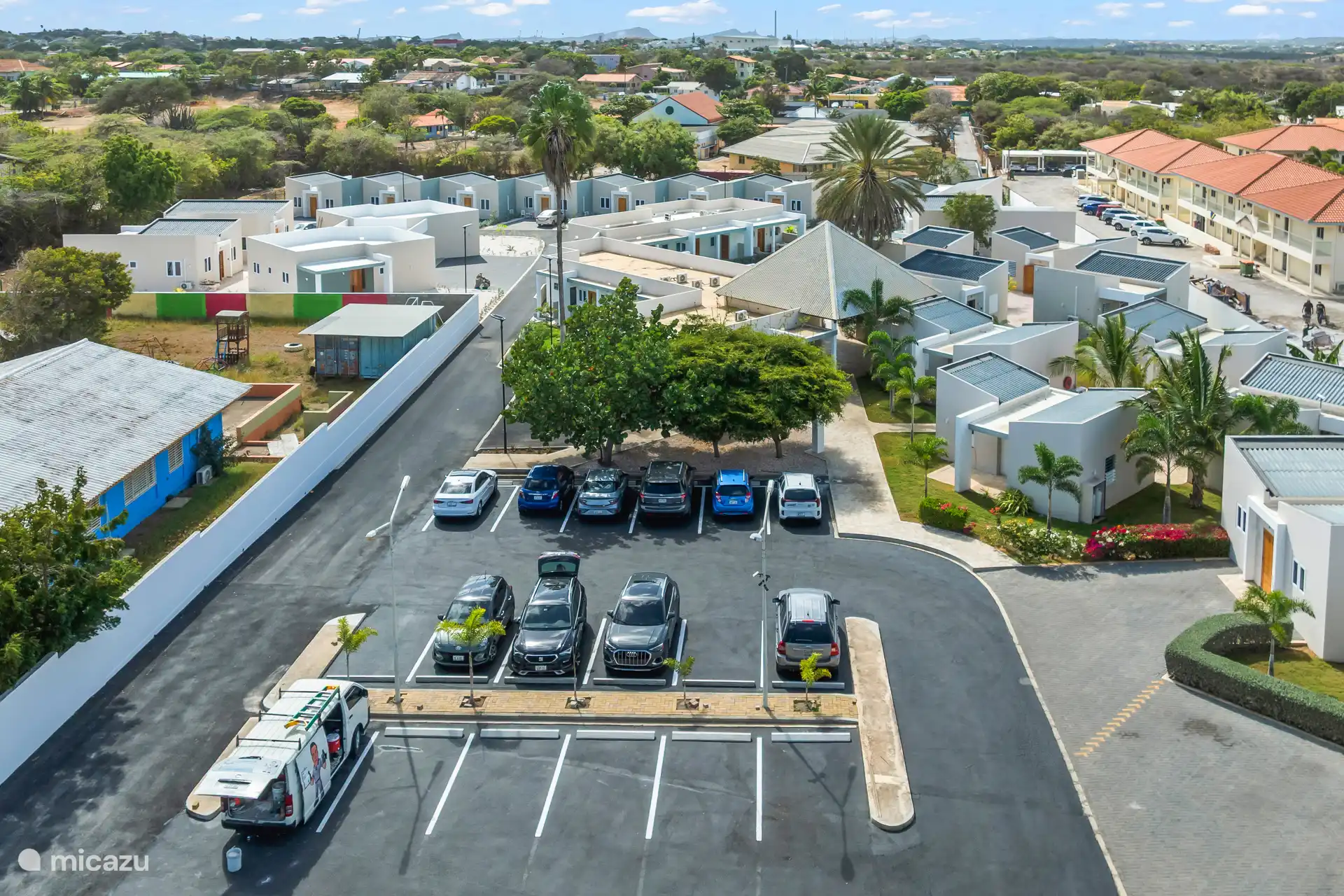 Ruime parkeerplaats met volop parkeergelegenheid direct bij het resort. Zo kun je de auto gemakkelijk en dichtbij parkeren tijdens je verblijf. ????