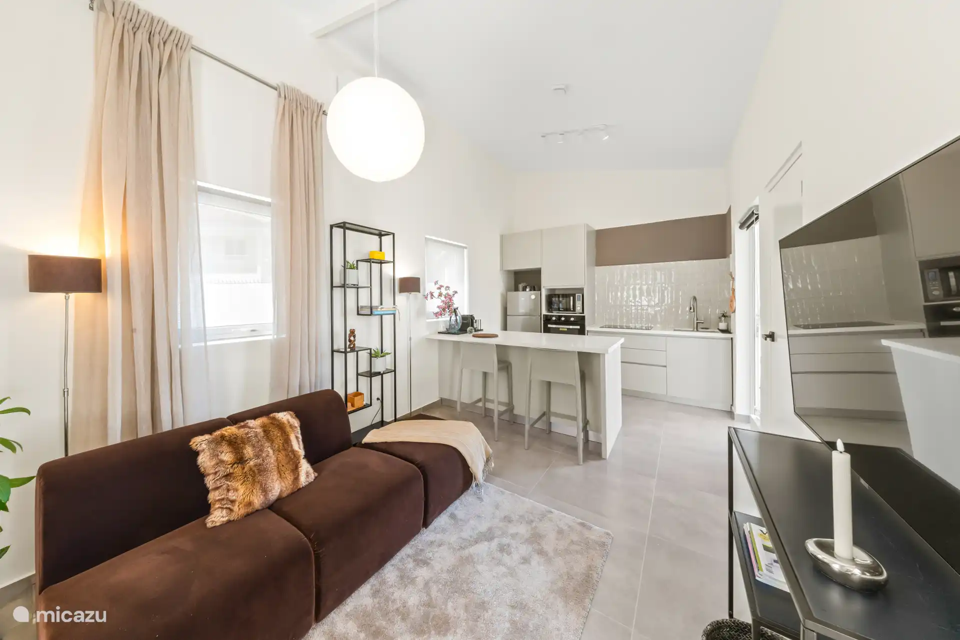 De woonkamer en open keuken vormen samen een gezellige en lichte leefruimte. Een fijne plek om samen te koken, te eten en na een mooie dag op Curaçao heerlijk te ontspannen.