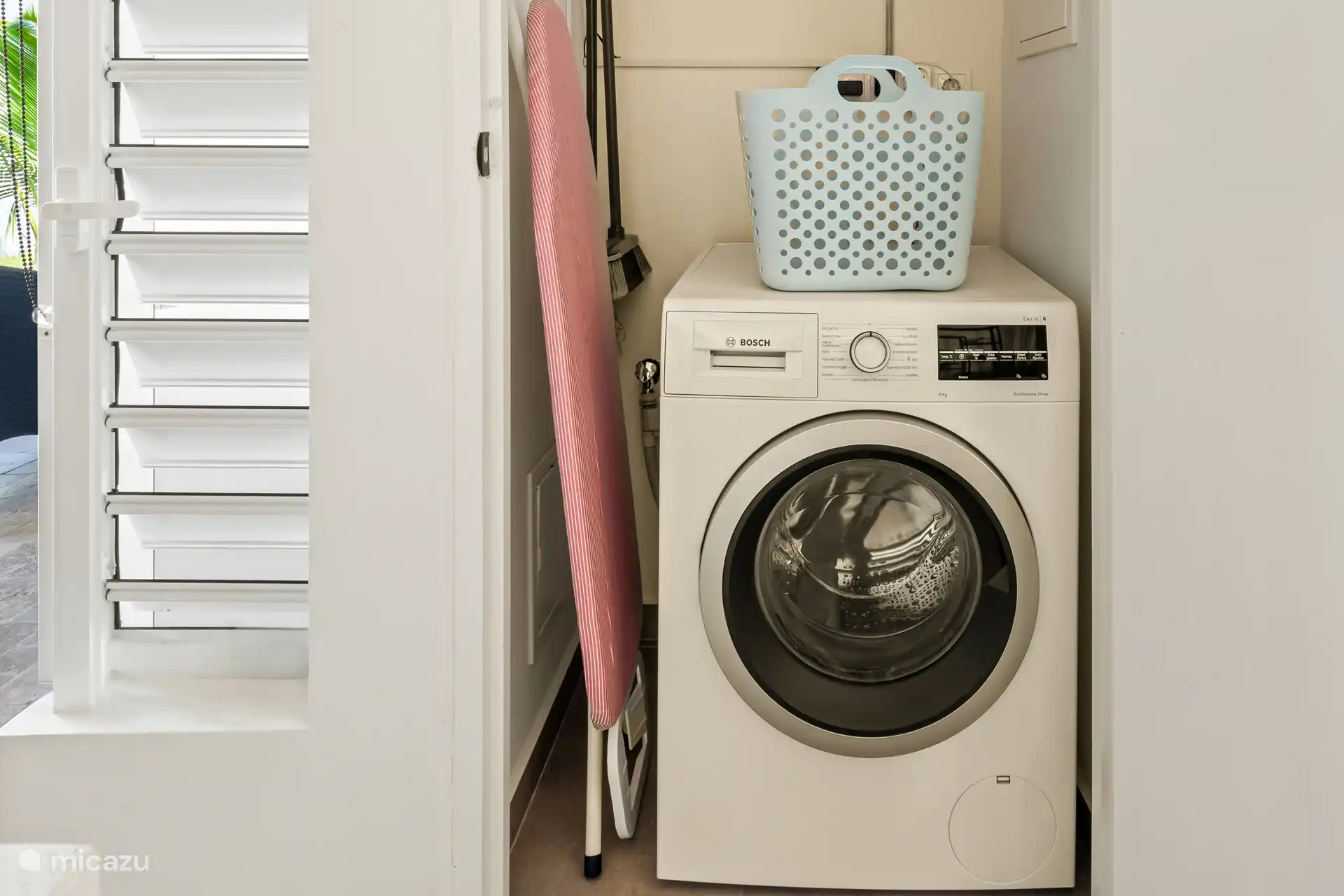 Ook aan het gemak tijdens je verblijf is gedacht. De wasmachine, wasmand en strijkplank staan klaar, zodat je eenvoudig een wasje kunt draaien en je kleding weer netjes kunt maken