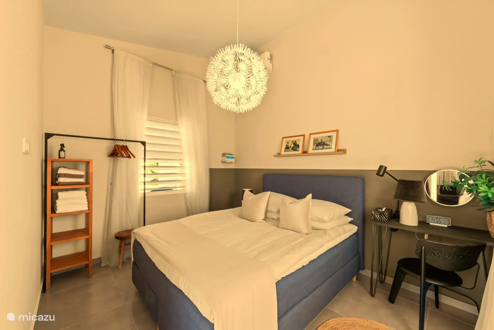 Heerlijke slaapkamer met een comfortabel bed, stijlvolle inrichting en een rustige, ontspannen sfeer. De perfecte plek om na een zonnige dag op Curaçao heerlijk tot rust te komen. ???