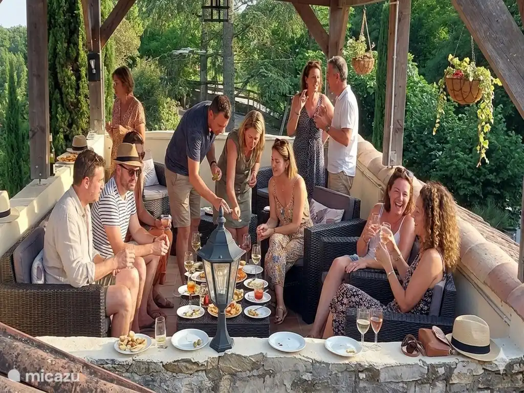 Cocktails and panoramic views! The high terrace is the perfect place for your aperitifs, with its comfortable sofas and exceptional setting, particularly pleasant at the end of the day.