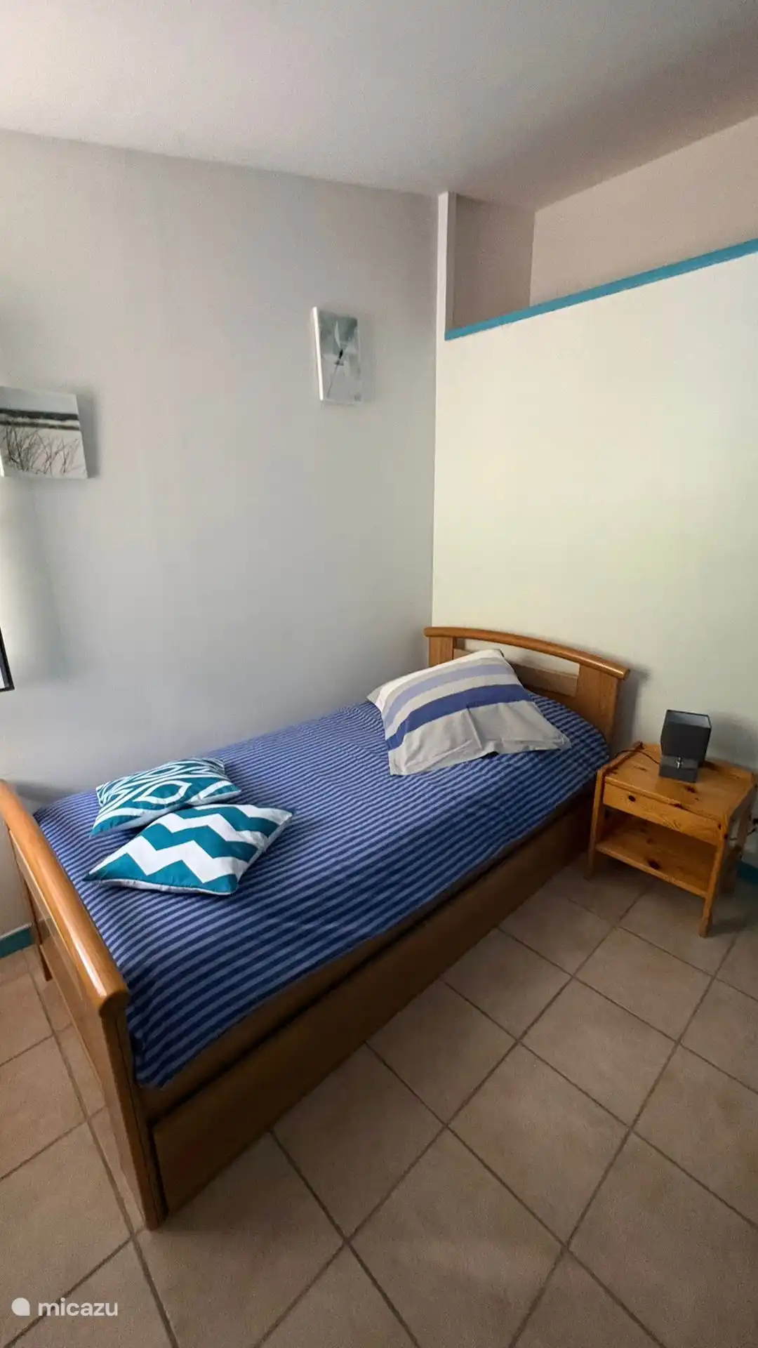 Pleasant and bright single room. A comfortable single bed, a bedside table and a peaceful atmosphere for a quiet stay.
