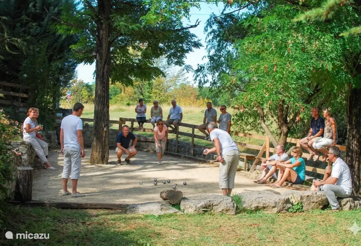 Take advantage of our shaded petanque court for wild games. A real meeting and entertainment point located in the heart of the property, surrounded by trees.