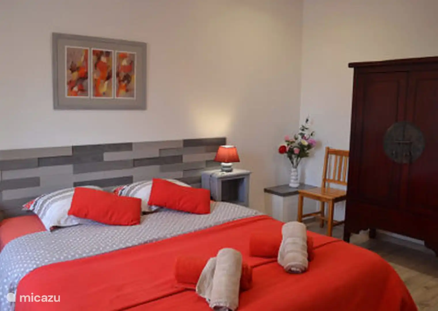 To give you an idea of the comfort: a bedroom with a large double bed ready to welcome you (linen provided), old storage cupboard and a relaxing atmosphere