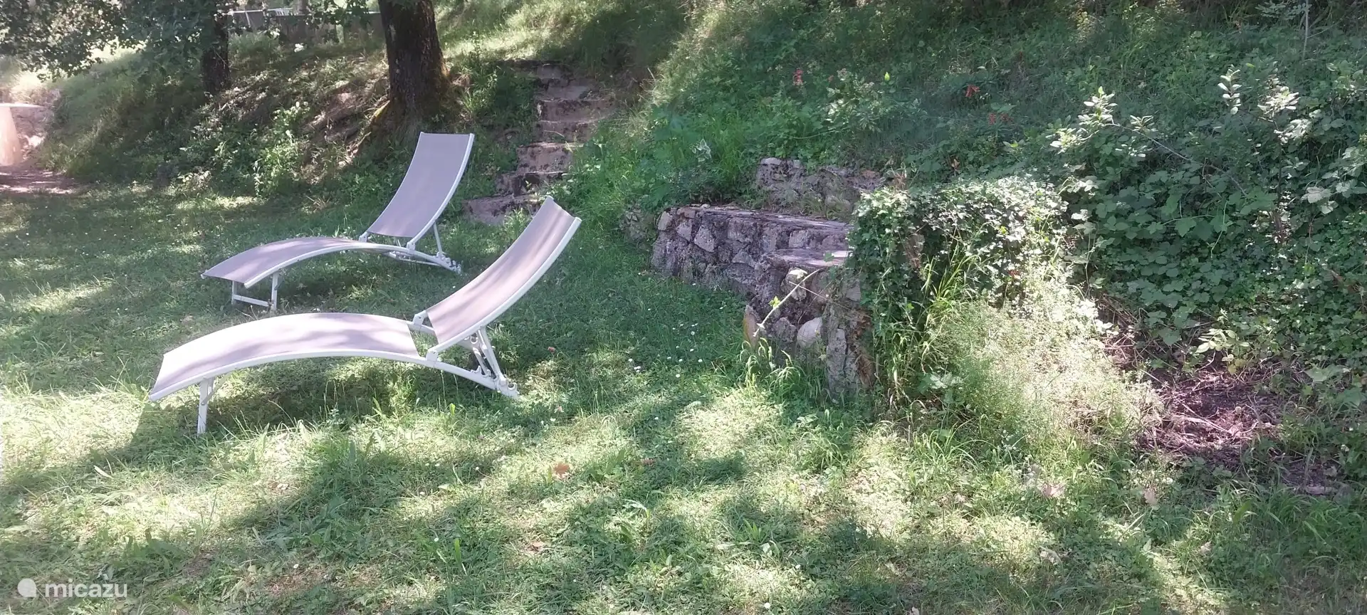 Relaxation guaranteed in the garden: two comfortable sunbeds await you for moments of rest in the middle of nature.