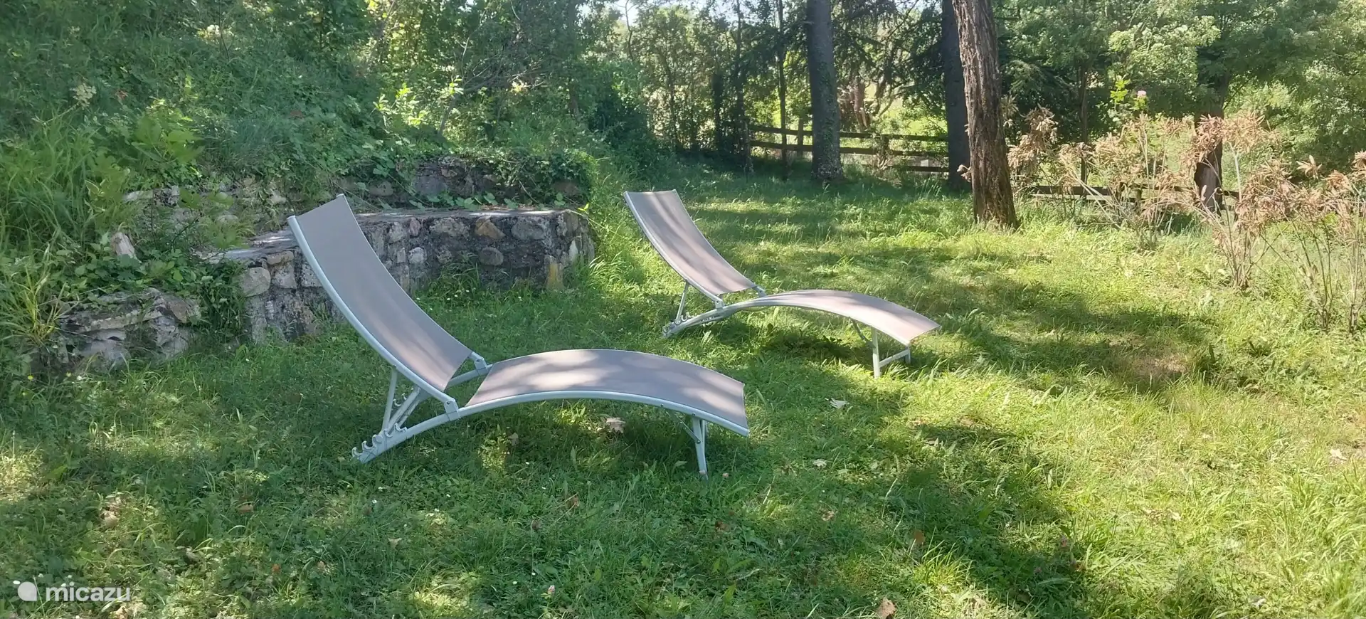 Shady rest area: make yourself comfortable in our sun loungers to enjoy the calm and greenery of the garden.