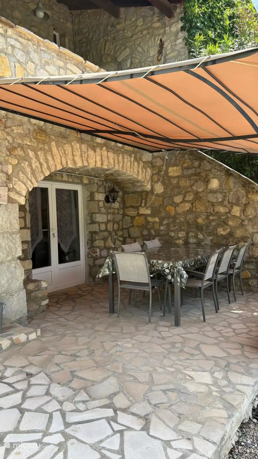 Authentic charm of stone. This shaded dining area under the arch of the Amethyst cottage, offers a unique atmosphere for your lunches, with a beautiful view of the inner courtyard.