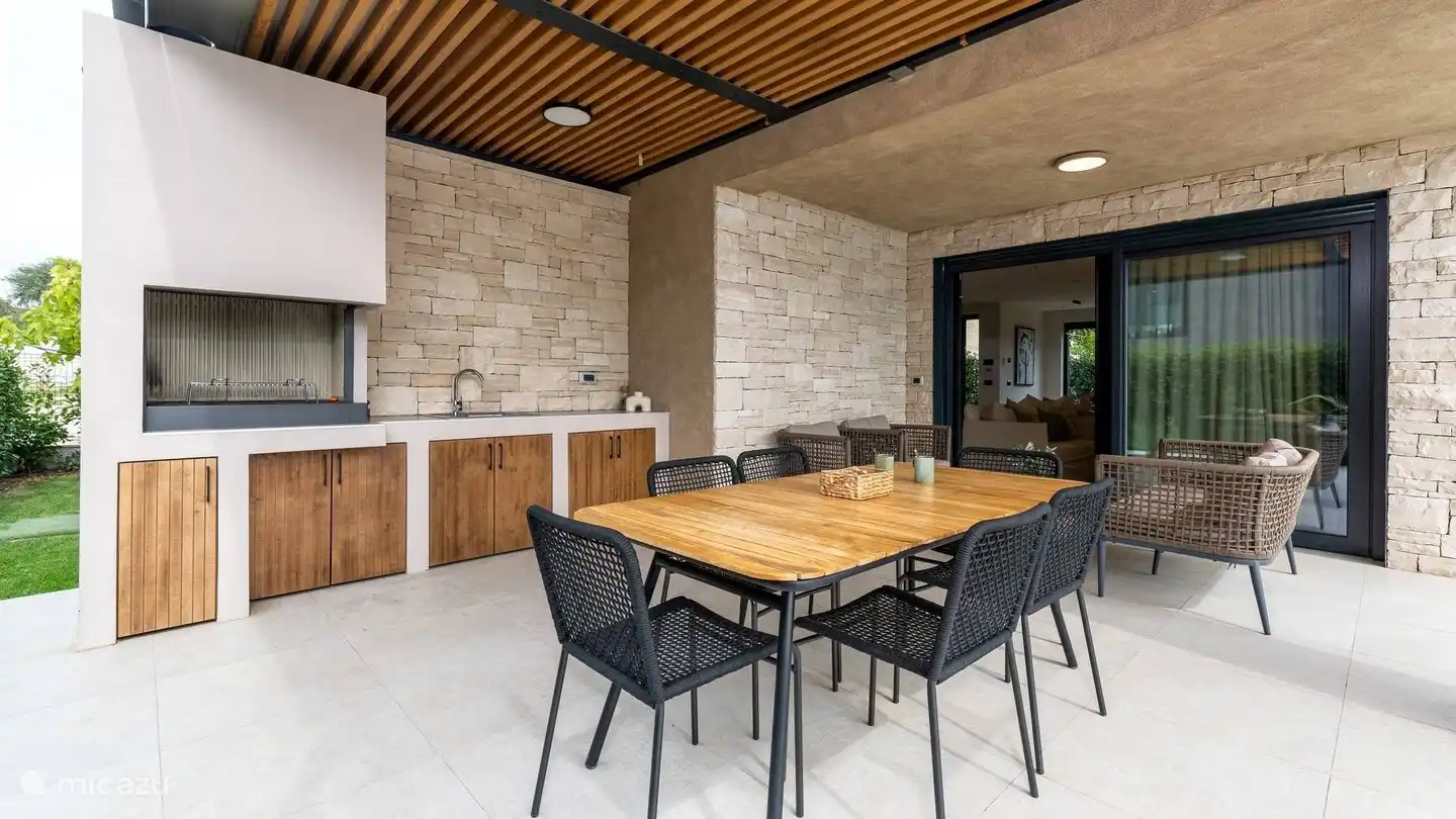 véranda avec table et salon