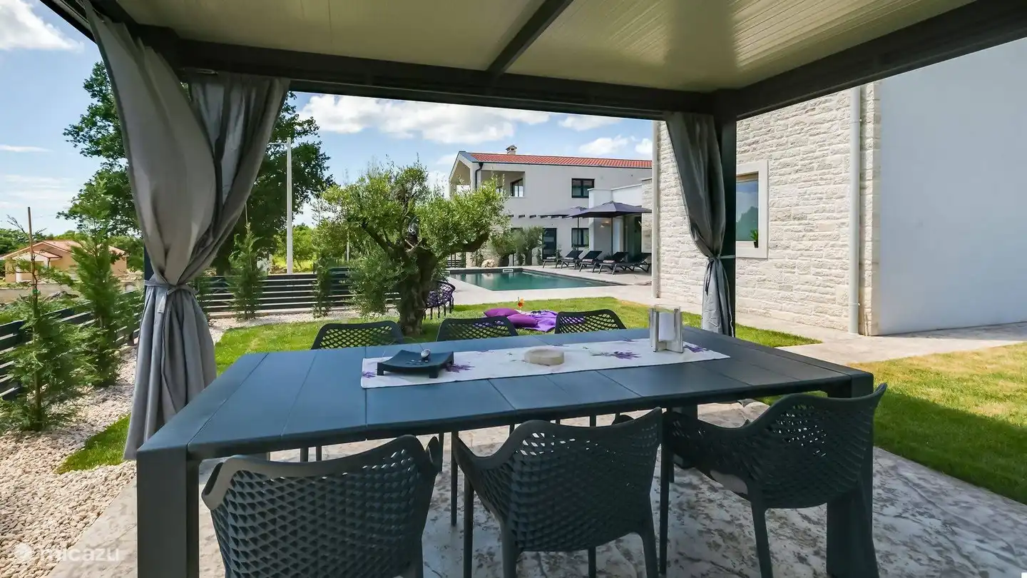 Table à manger extérieure sous la canopée