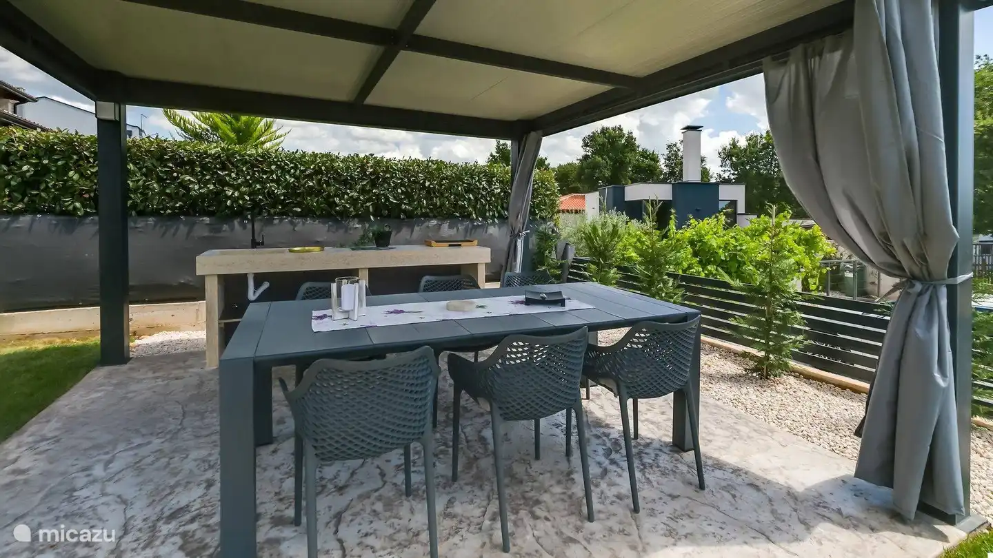 Auvent avec table à manger