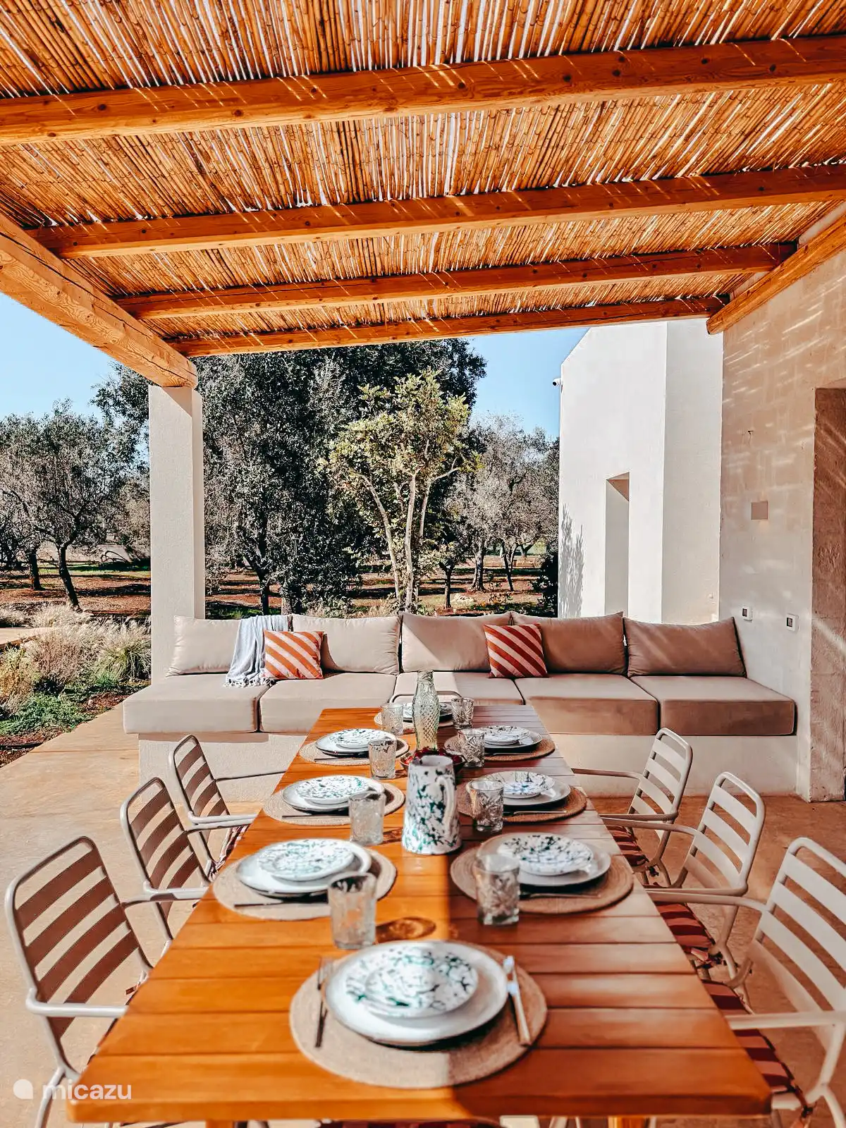 de pergola aan het huis met de buitenkeuken.