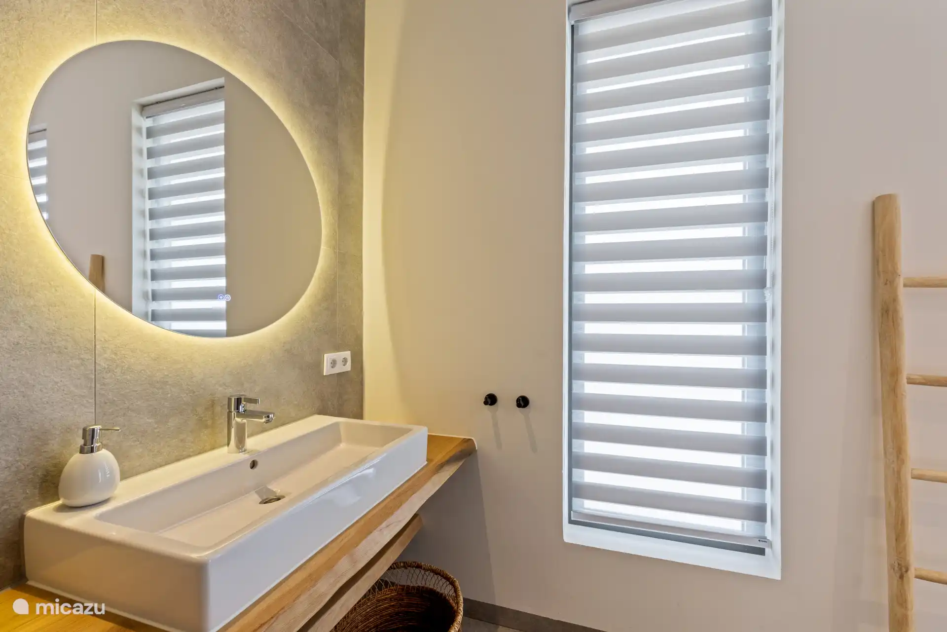 Ruime badkamer.