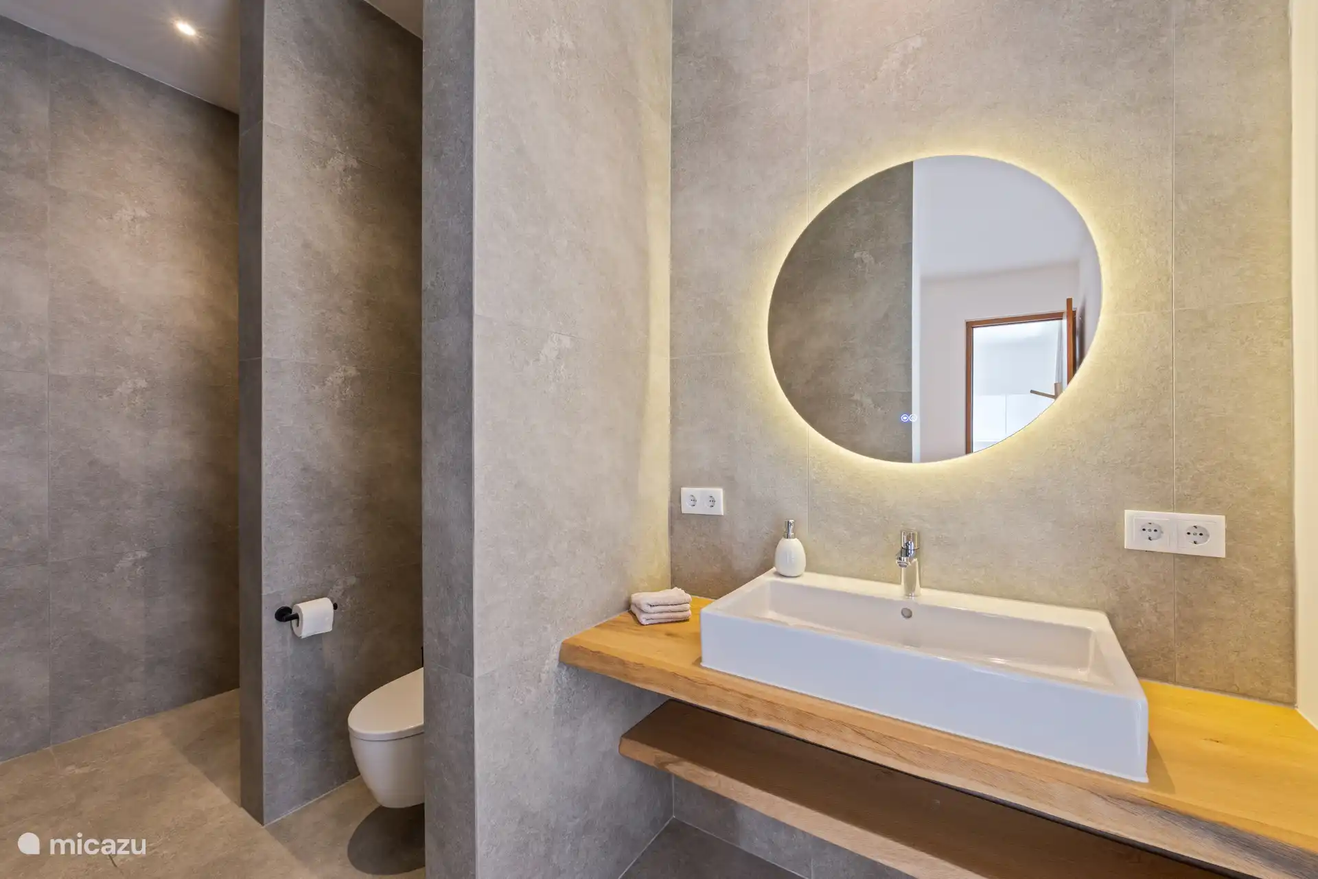 Moderne en-suite badkamer.