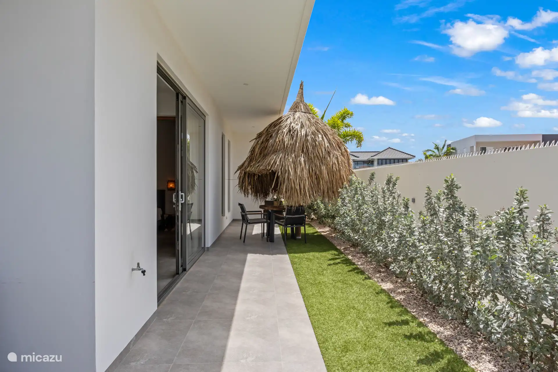 Een gezellige eettafel onder een kleine palapa