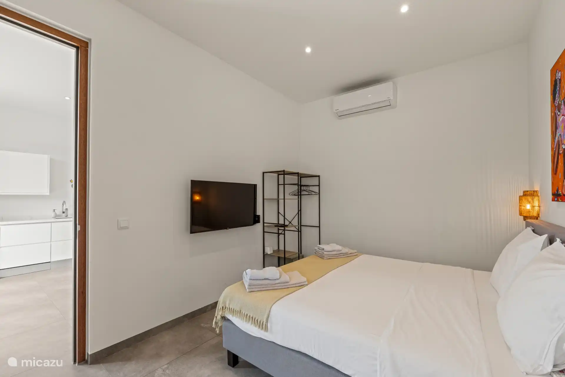 Vanuit de slaapkamer heeft u direct toegang tot de moderne ensuite badkamer met douche en toilet.
