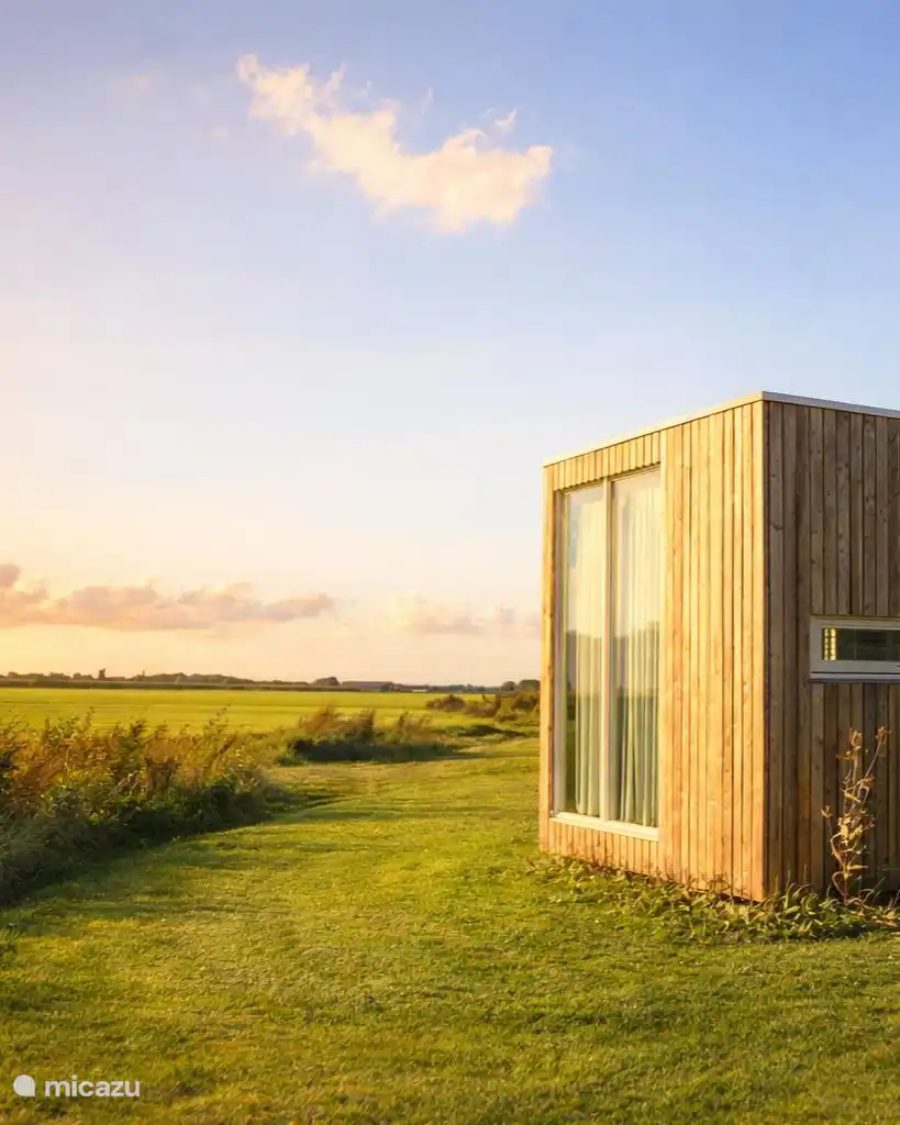 De suite bij zonsondergang, met vrij uitzicht over de weilanden