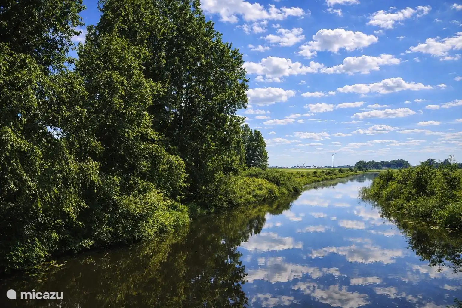 De vaart langs het terrein