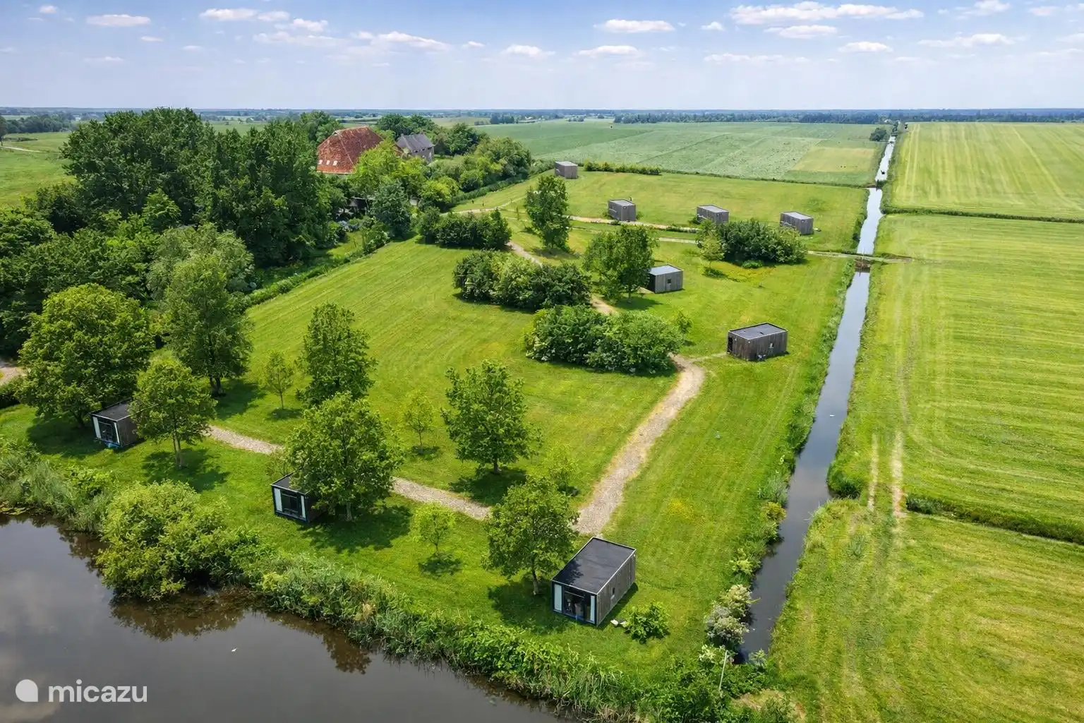 Luchtfoto van het terrein met de vaart