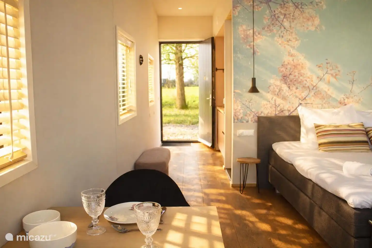 Open deur naar buiten, met het bed in het licht