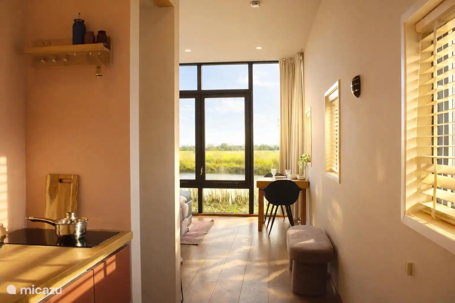 Bankje onder de boom bij de cabin