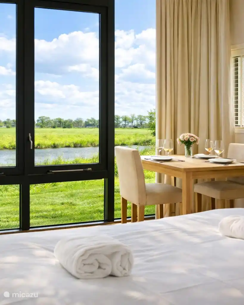 Uitzicht op de vaart vanaf de eettafel