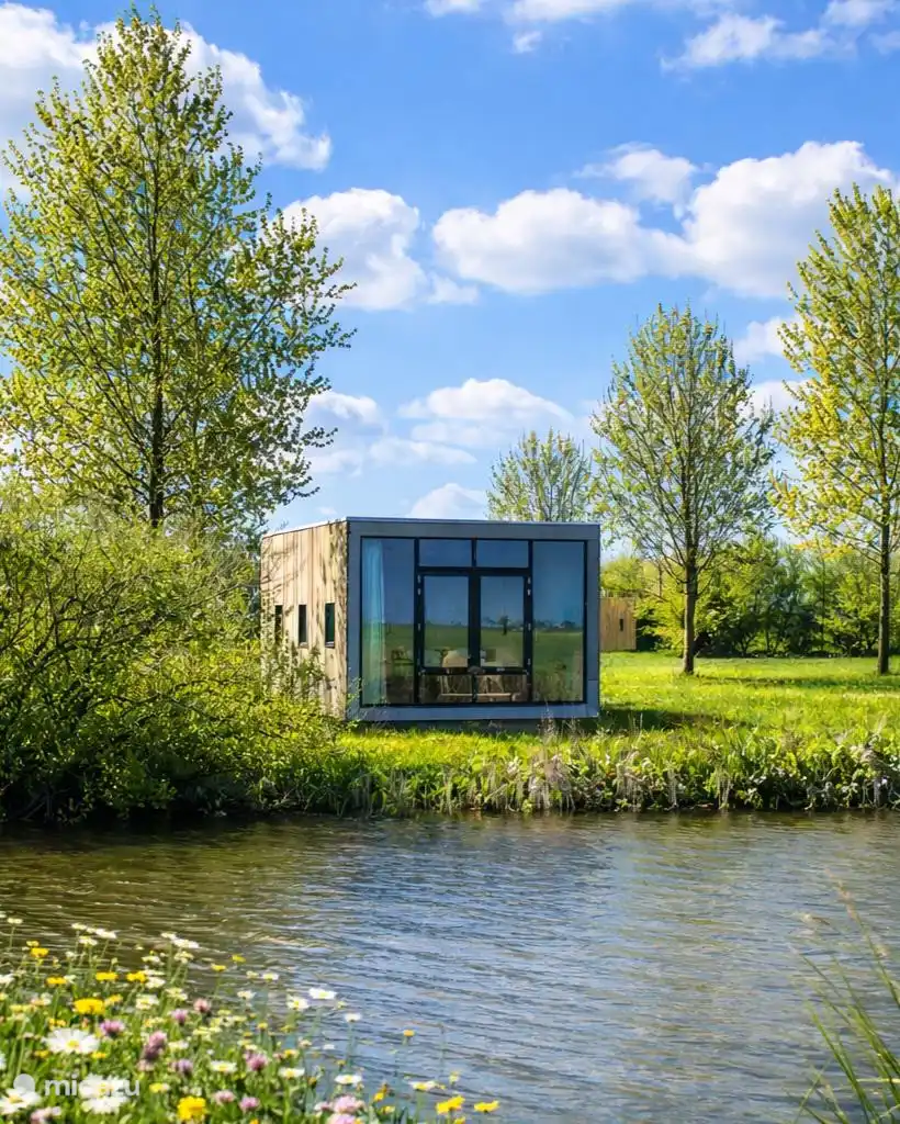 De cabin direct aan het water, met vrij uitzicht