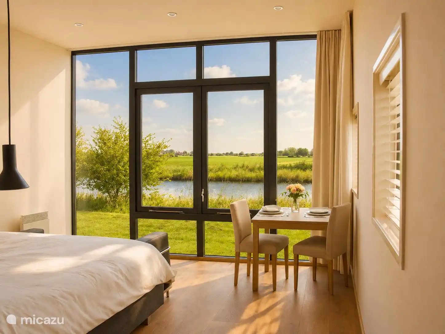 Het bed en de eettafel kijken uit over het land