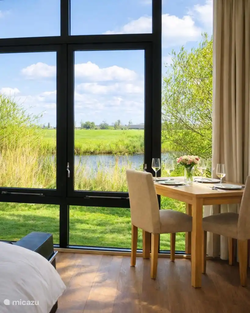 Gedekte tafel met uitzicht over het water