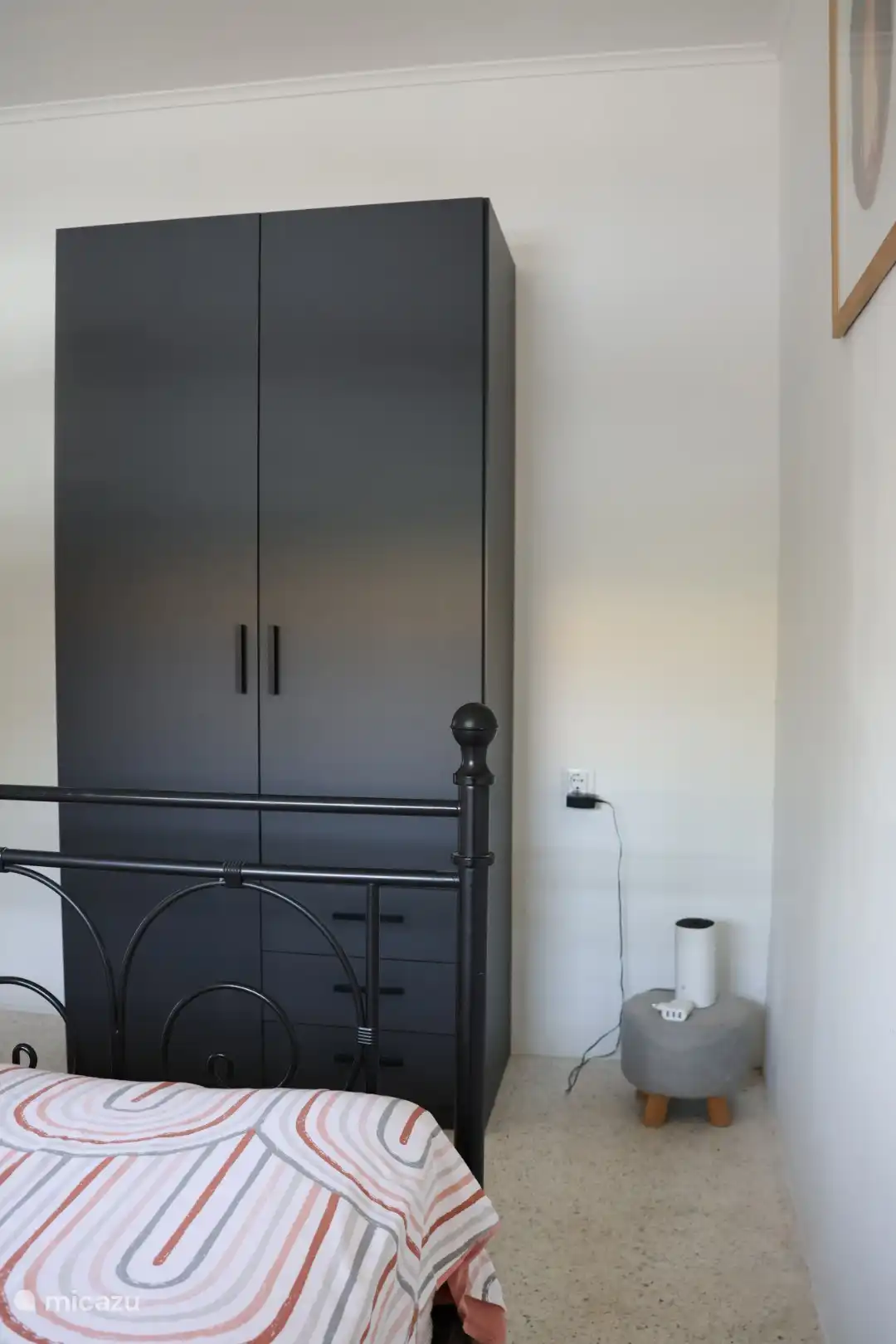 Een ruime kledingkast, met hang en leg gedeelte.
