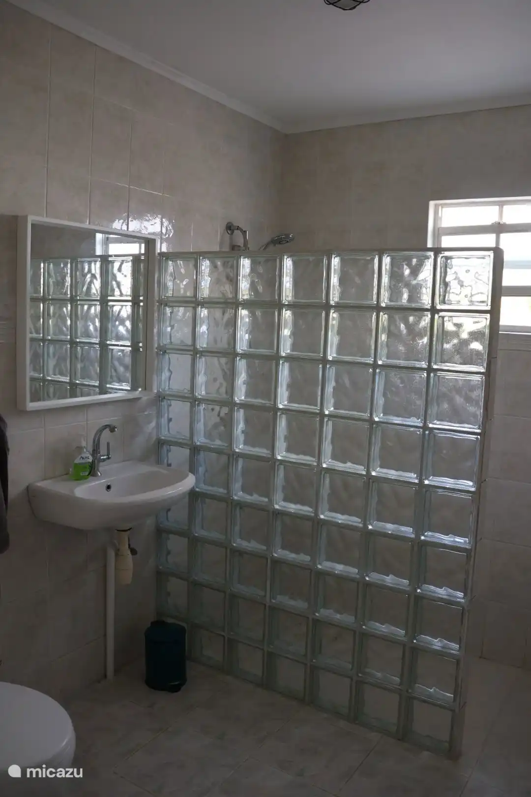 Simpele maar ruime badkamer