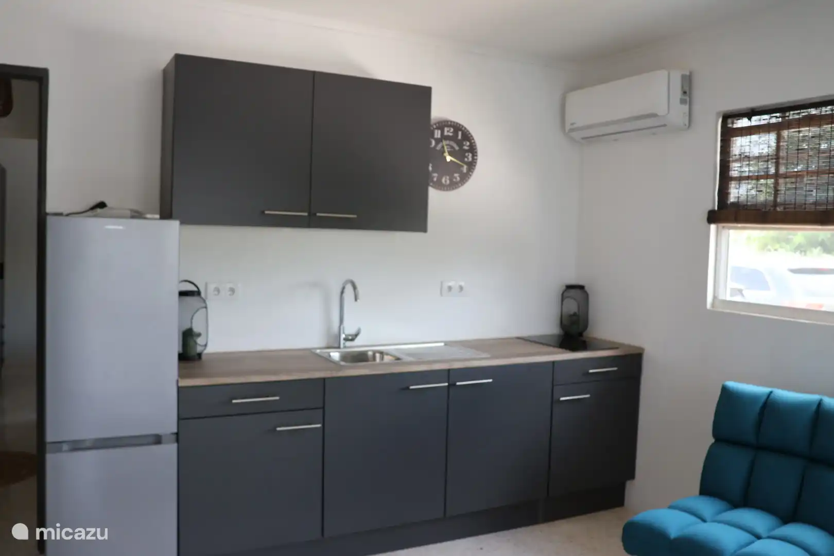 Keuken, met magnetron, warm water en allerlei andere apparaten die je mogelijk nodig hebt.  