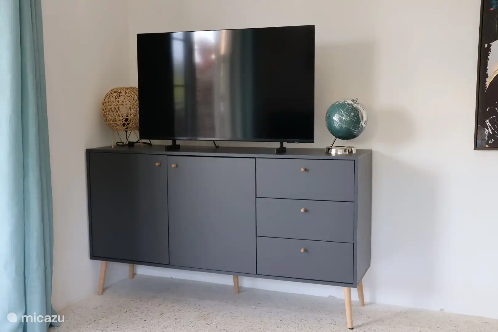 De televisie met alle zenders.