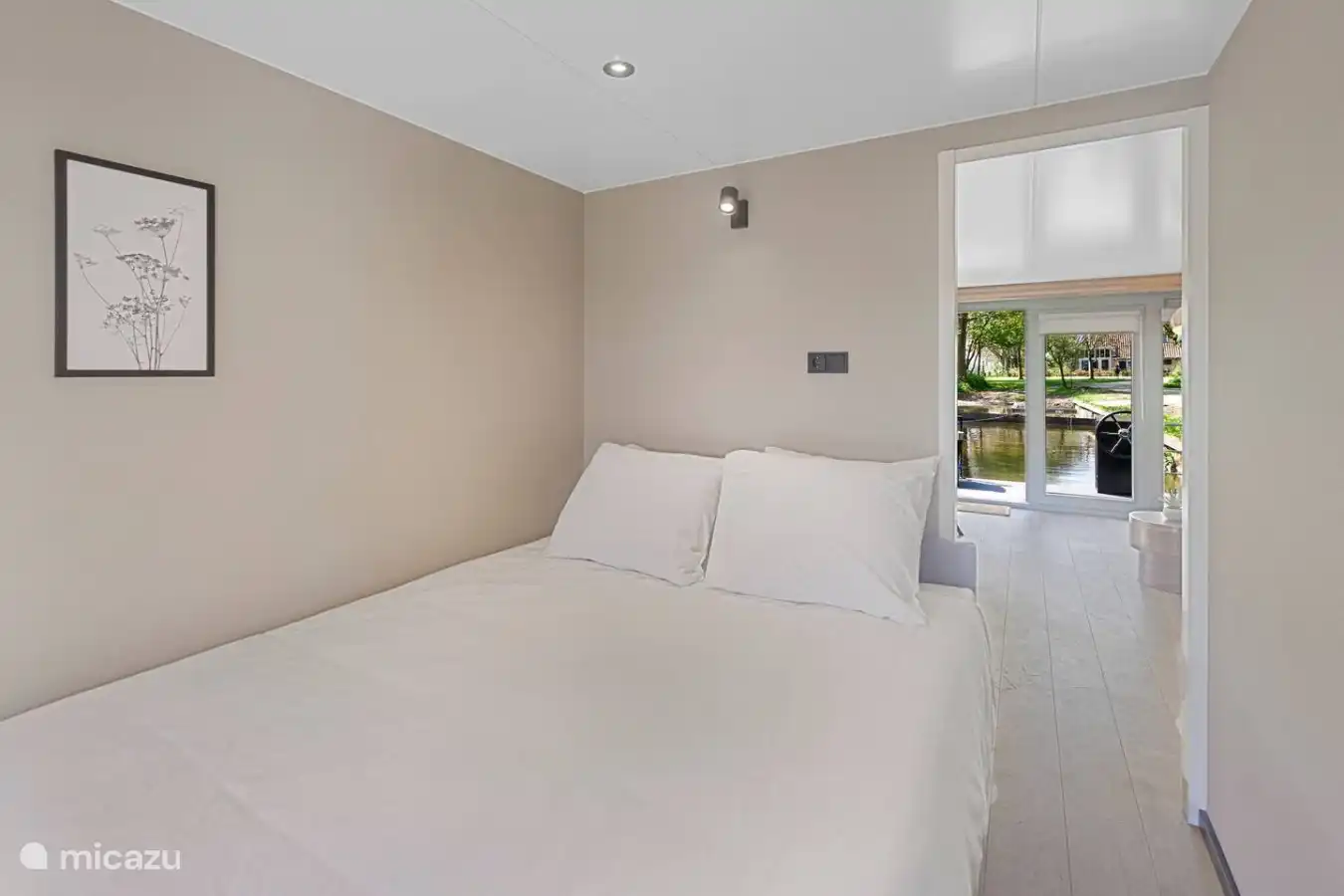 Lichte slaapkamer met tweepersoonsbed