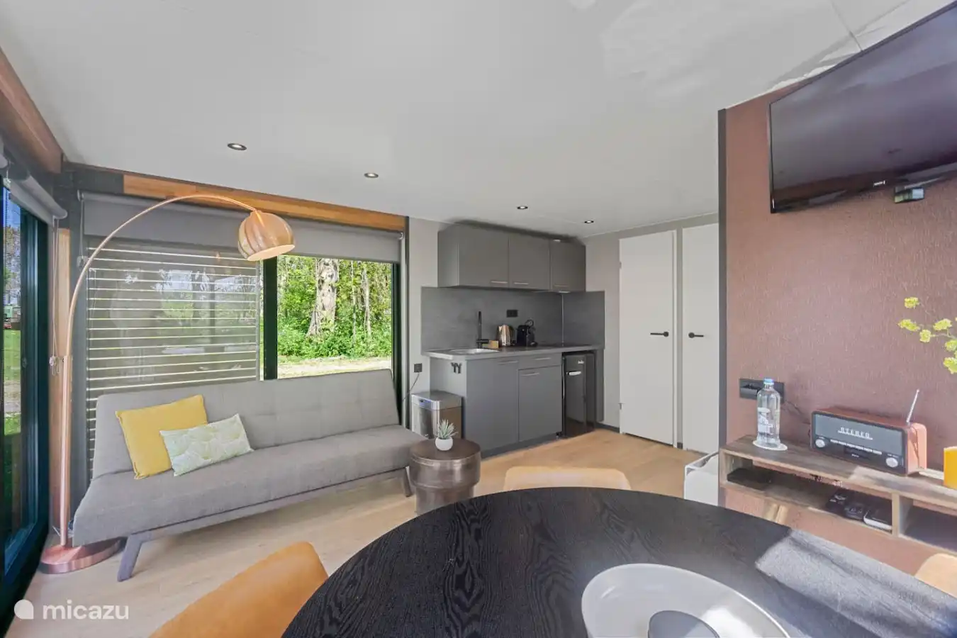 Woonkamer met zithoek en keukentje