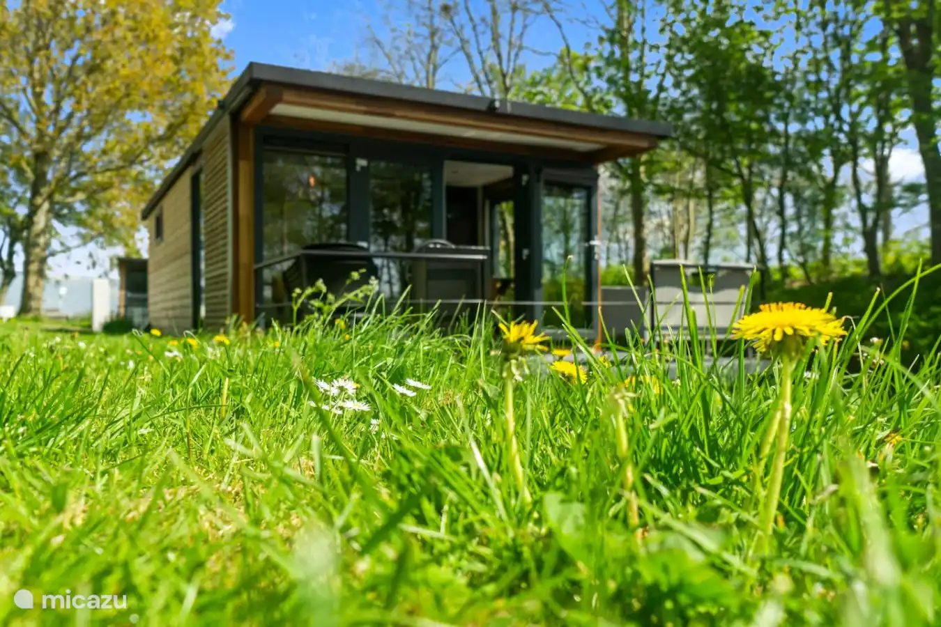 Houseboat Doeke Sleat tussen het gras en de bloemen