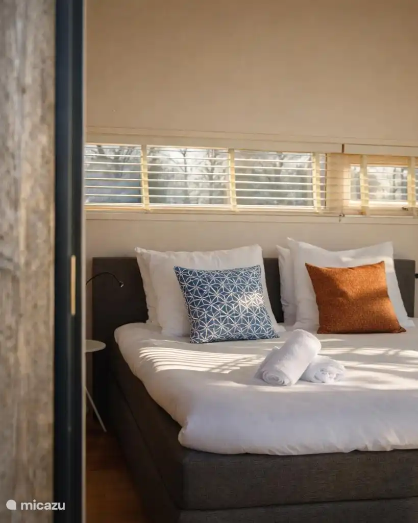 Opgemaakt bed met verse handdoeken